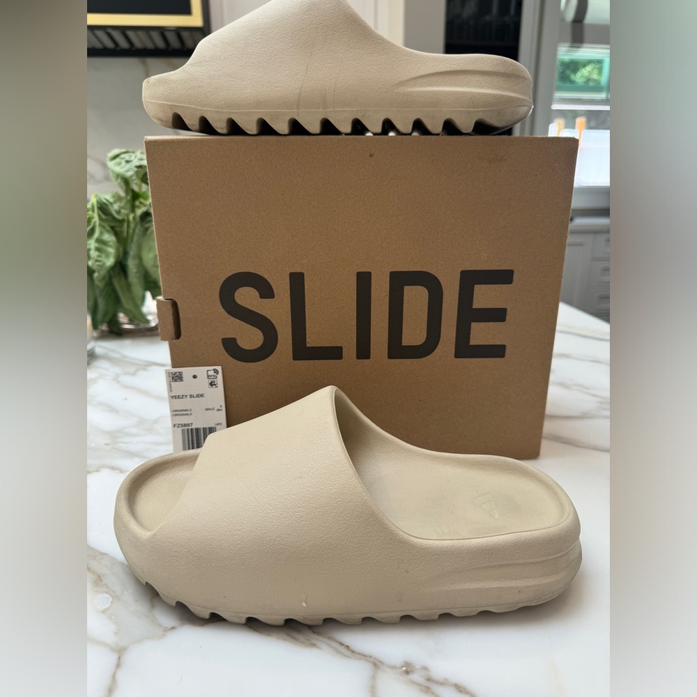 Yeezy Slide Male Size 6, Female Size 8 color Bone.